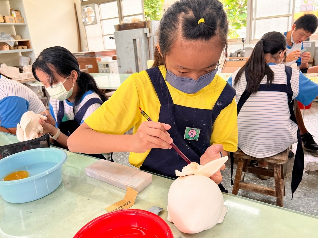 月津國小學生聚精會神繪製「追月」陶藝作品